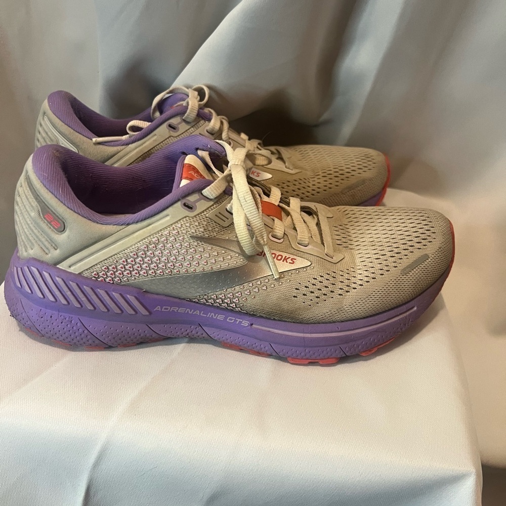 Brooks Adrenaline GTS 22 Women's Running Shoes - Cream and Purple - Picture 7 of 11